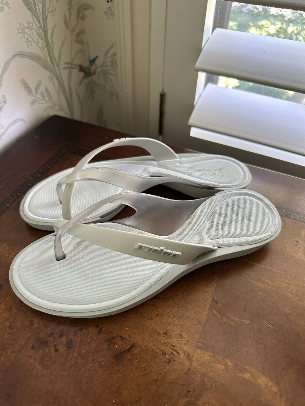 RIDER Greendene Women's WhiteThongs Flat Sandals Flip Flops MADE in BRAZIL Sz 5